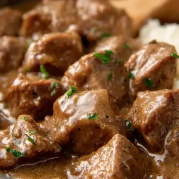 EASY Slow Cooker Beef Tips and Gravy Recipe